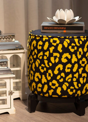 Okrągła pufa dekoracyjna czarna, w żółtą panterkę