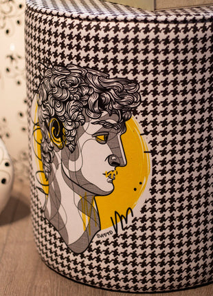 Okrągła pufa dekoracyjna w pepitkę, Dawid Michał Anioł