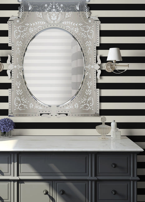 Biało-czarna, klasyczna tapeta w pasy Alfa 3704-8